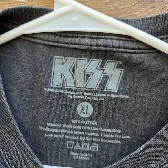 Kiss Cropped Graphic Tee in Charcoal with Red & Blue Logo - Picture 3 of 3